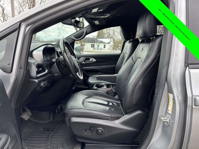Used 2019 Chrysler Pacifica Touring-L w/ S Appearance Package image 3