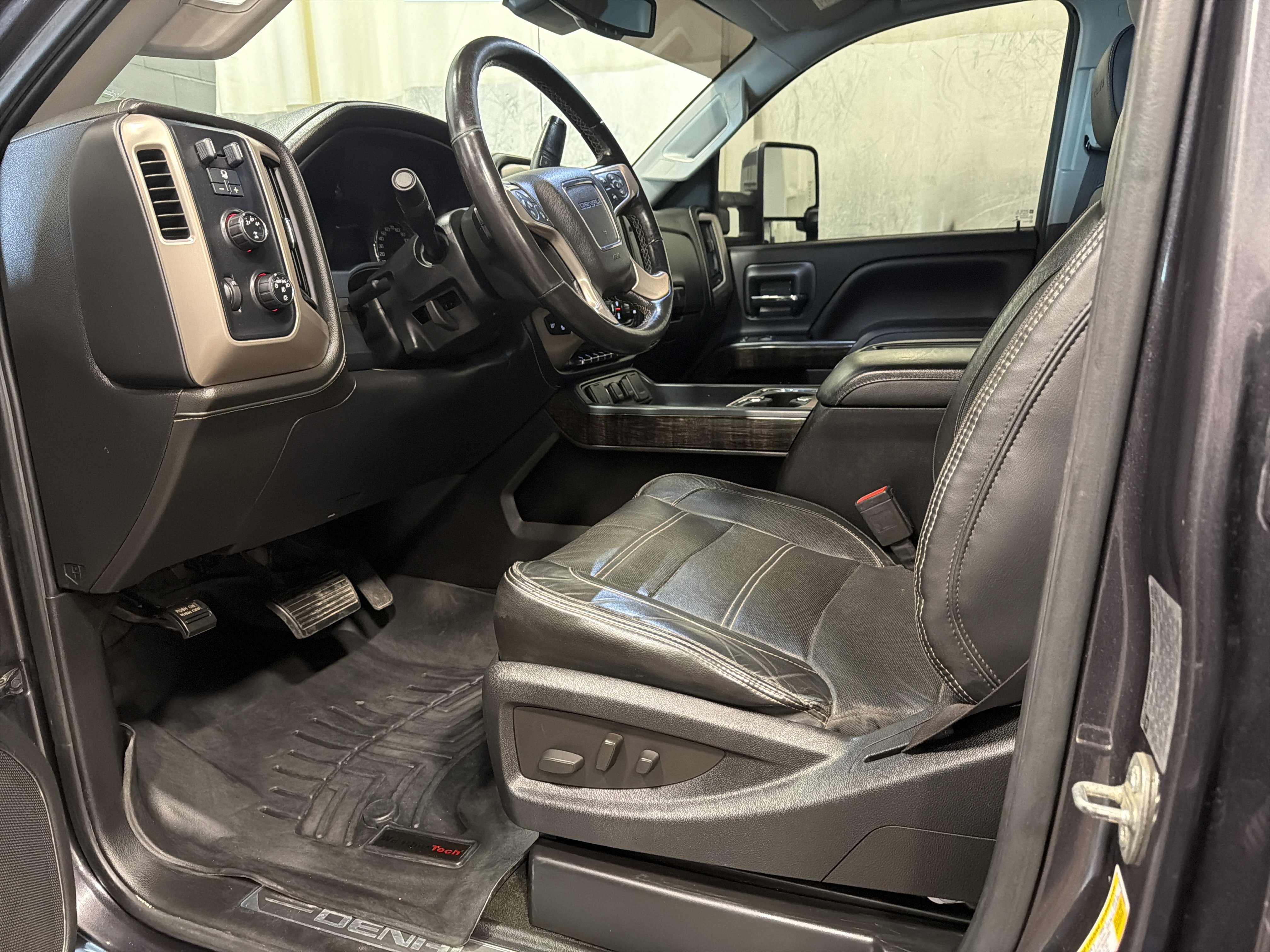 Used 2015 GMC Sierra 3500 Denali w/ Duramax Plus Package image 3