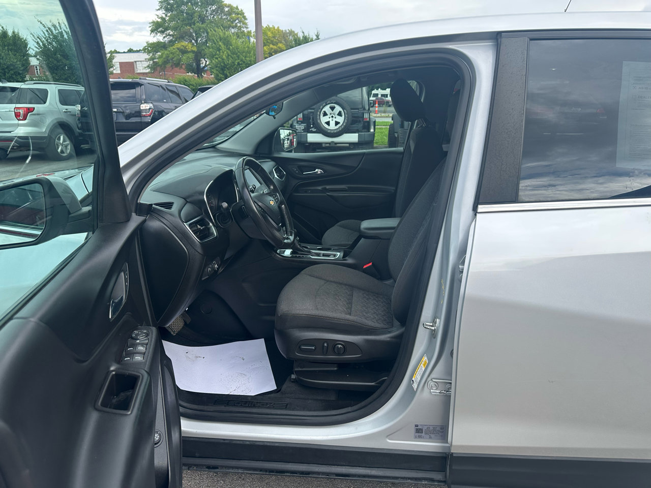 Used 2022 Chevrolet Equinox LT w/ Driver Convenience Package image 16