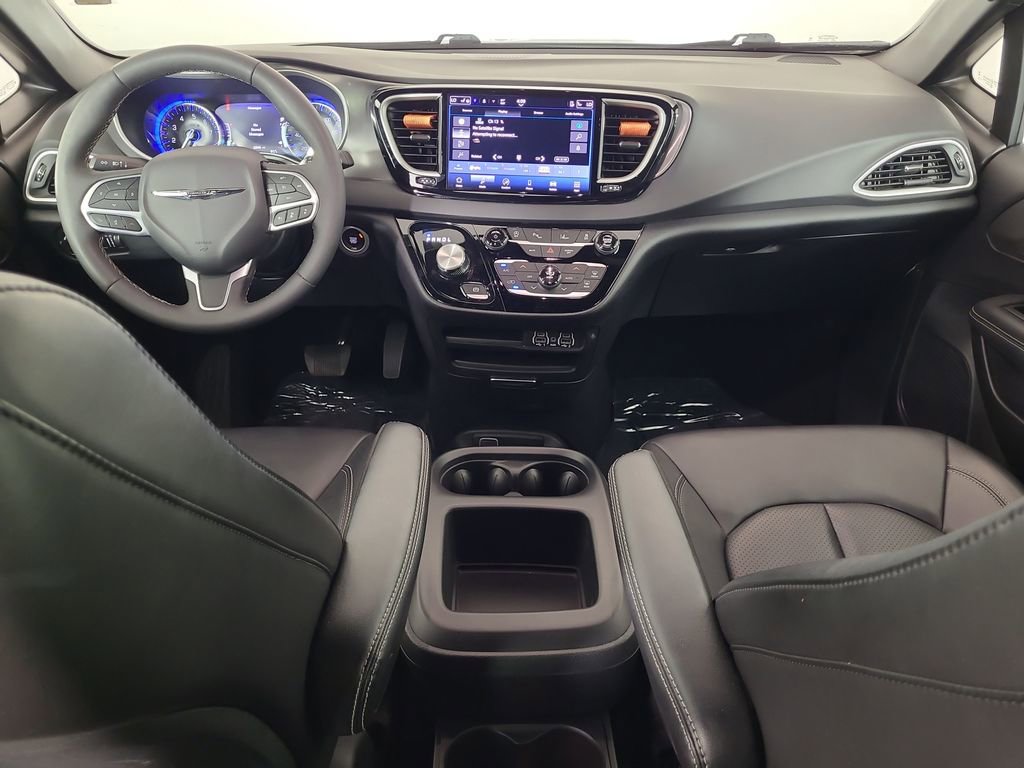 Used 2025 Chrysler Pacifica Select FWD image 24