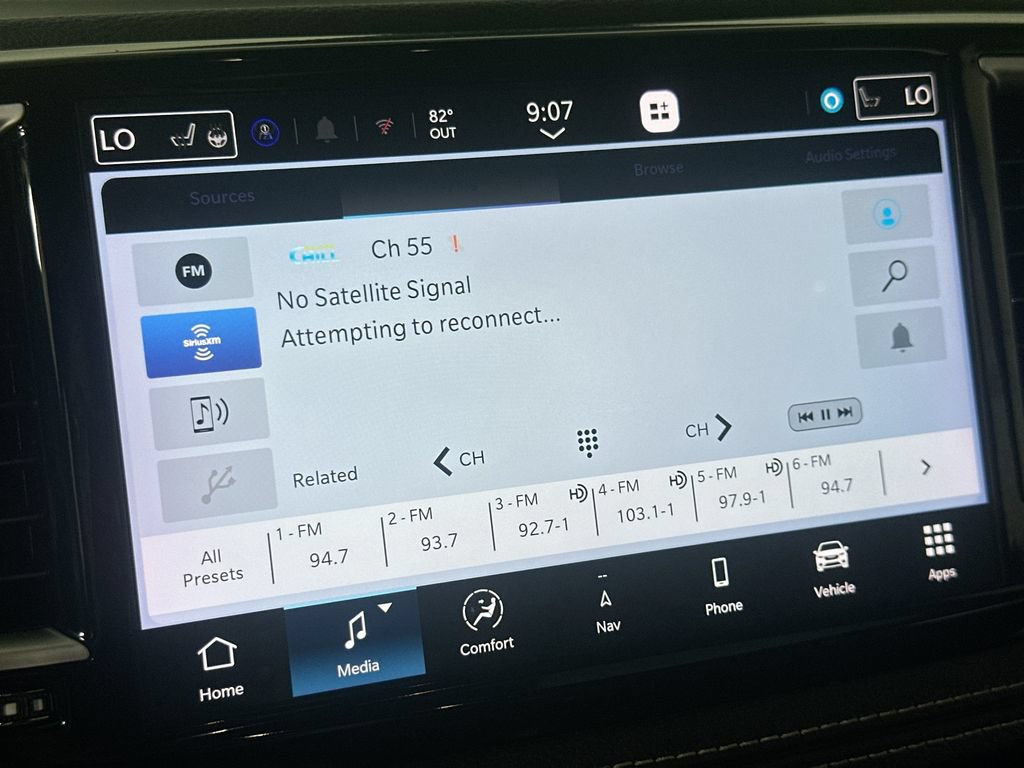 Used 2024 Chrysler Pacifica Premium FWD image 35
