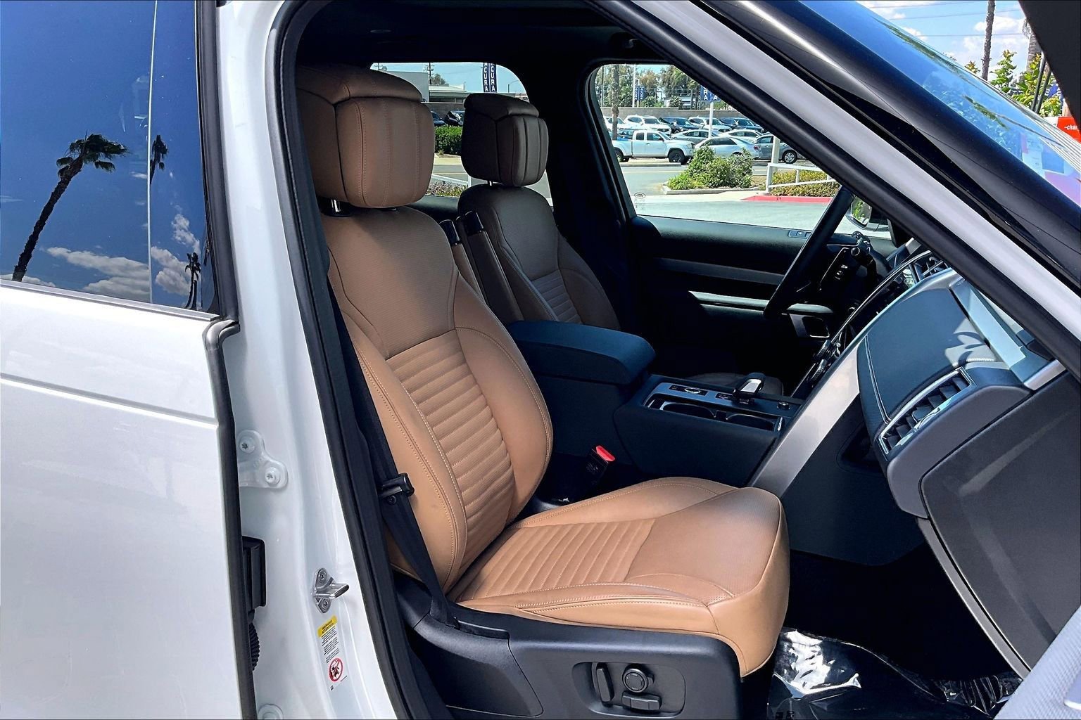 Used 2025 Land Rover Discovery Dynamic SE image 7