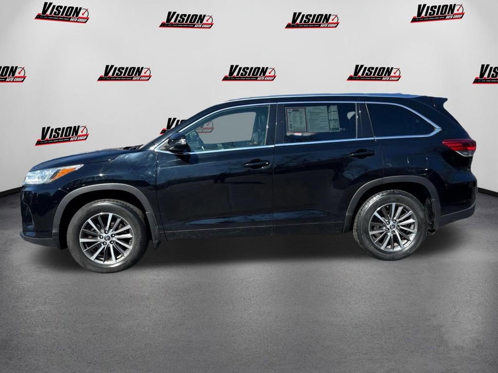 Used 2018 Toyota Highlander XLE w/ Carpet Mat Package (TMS) AWD/4WD image 8