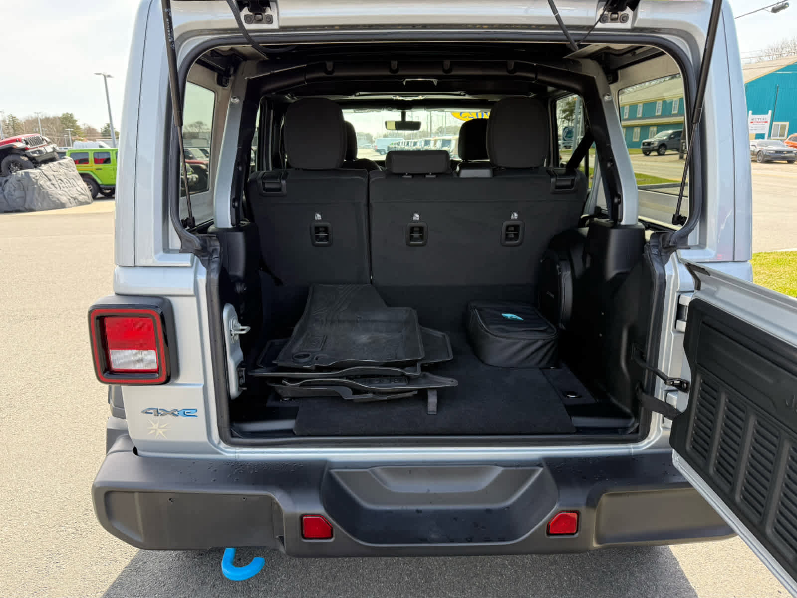 Used 2023 Jeep Wrangler Unlimited w/ Sun & Screen Package image 11