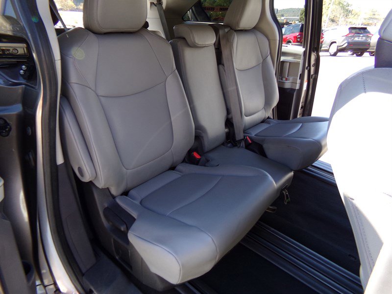 Used 2022 Toyota Sienna XLE image 10