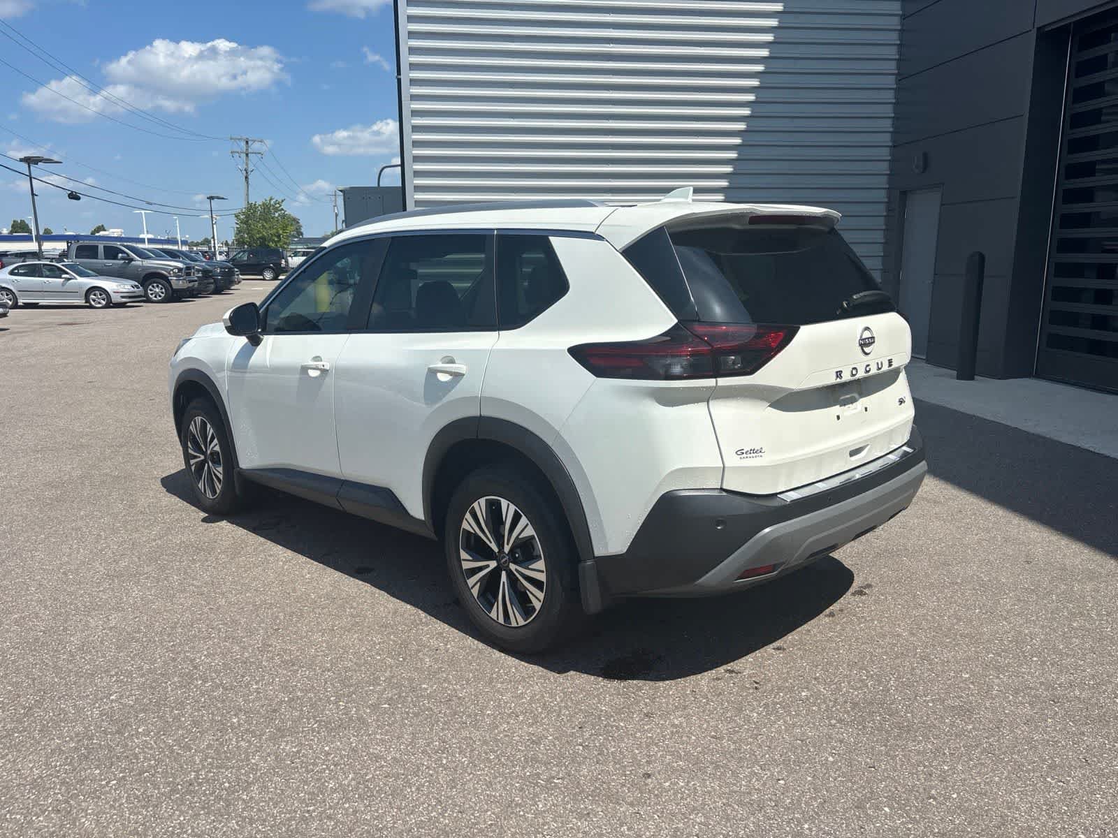 Used 2023 Nissan Rogue SV w/ SV Premium B Package FWD image 3