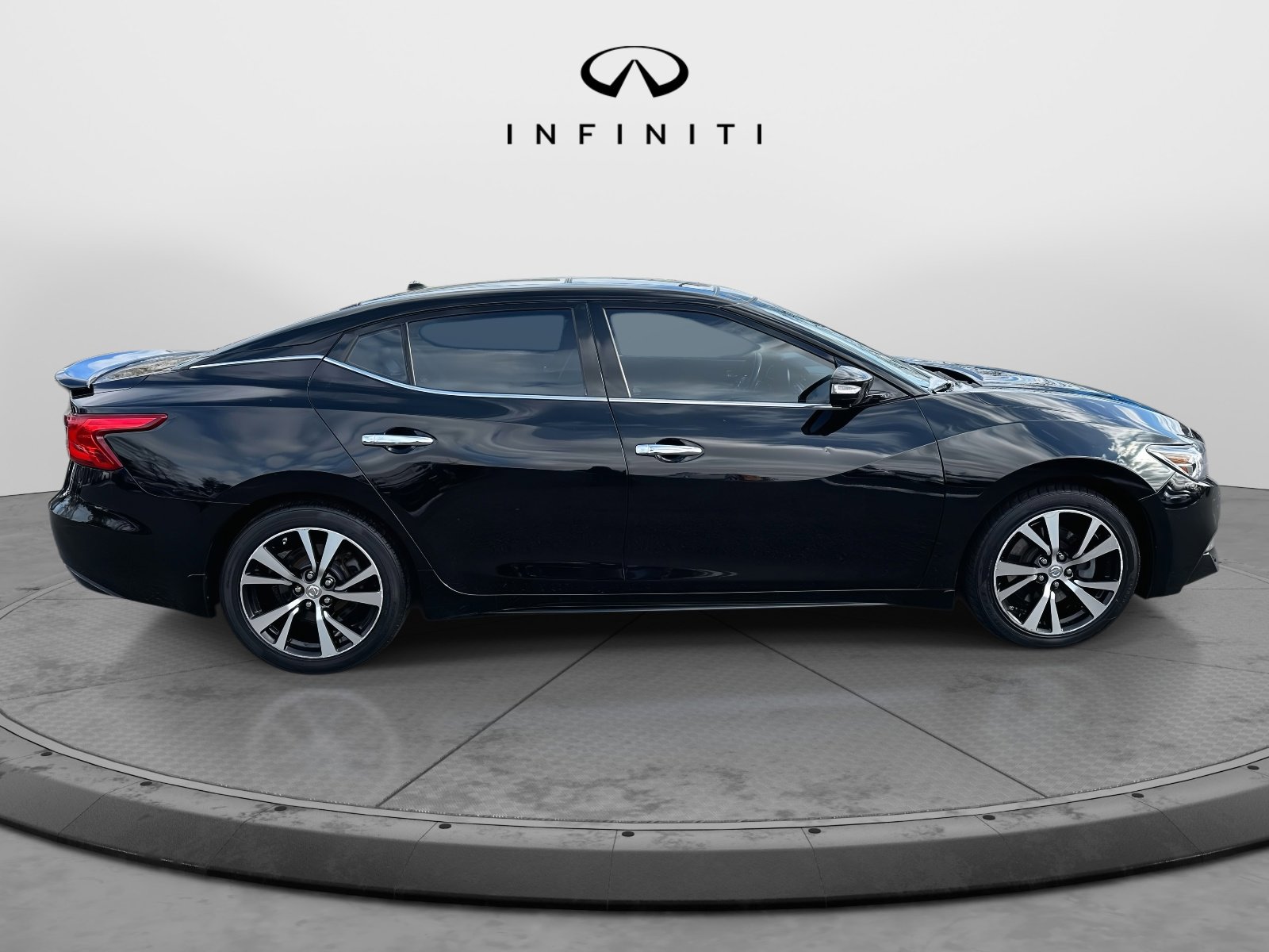 Used 2017 Nissan Maxima Platinum image 3