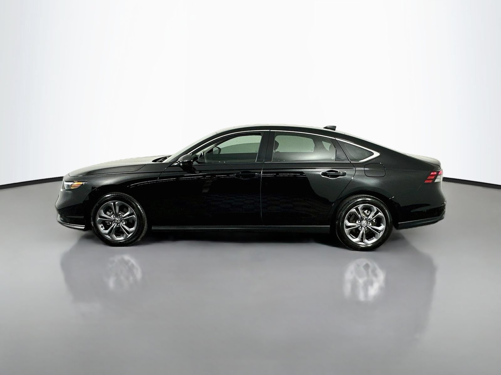 Used 2023 Honda Accord EX image 4