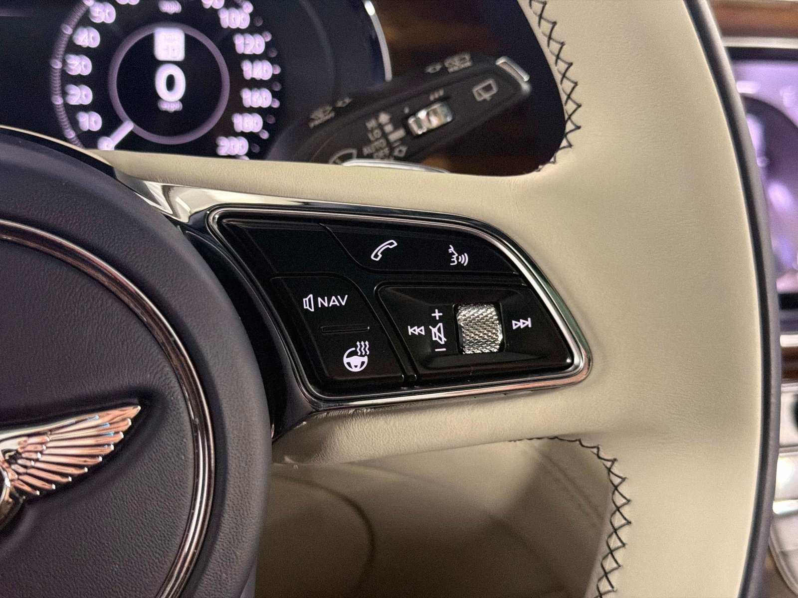 Used 2024 Bentley Bentayga AWD/4WD image 49