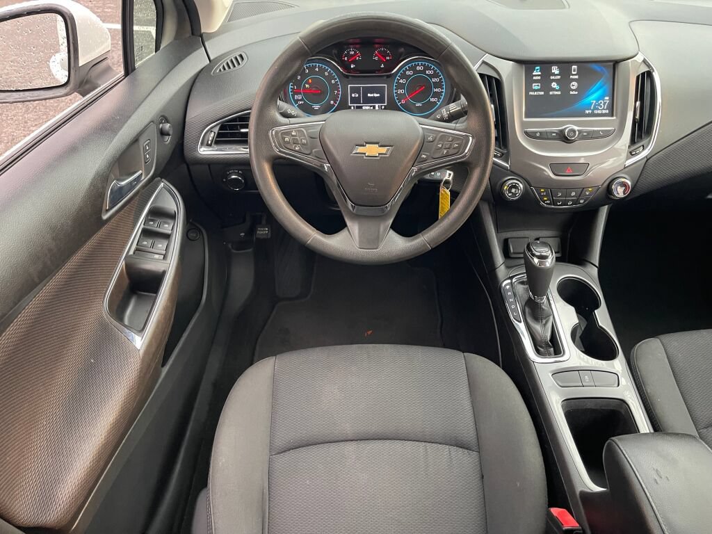 Used 2016 Chevrolet Cruze LT FWD image 2