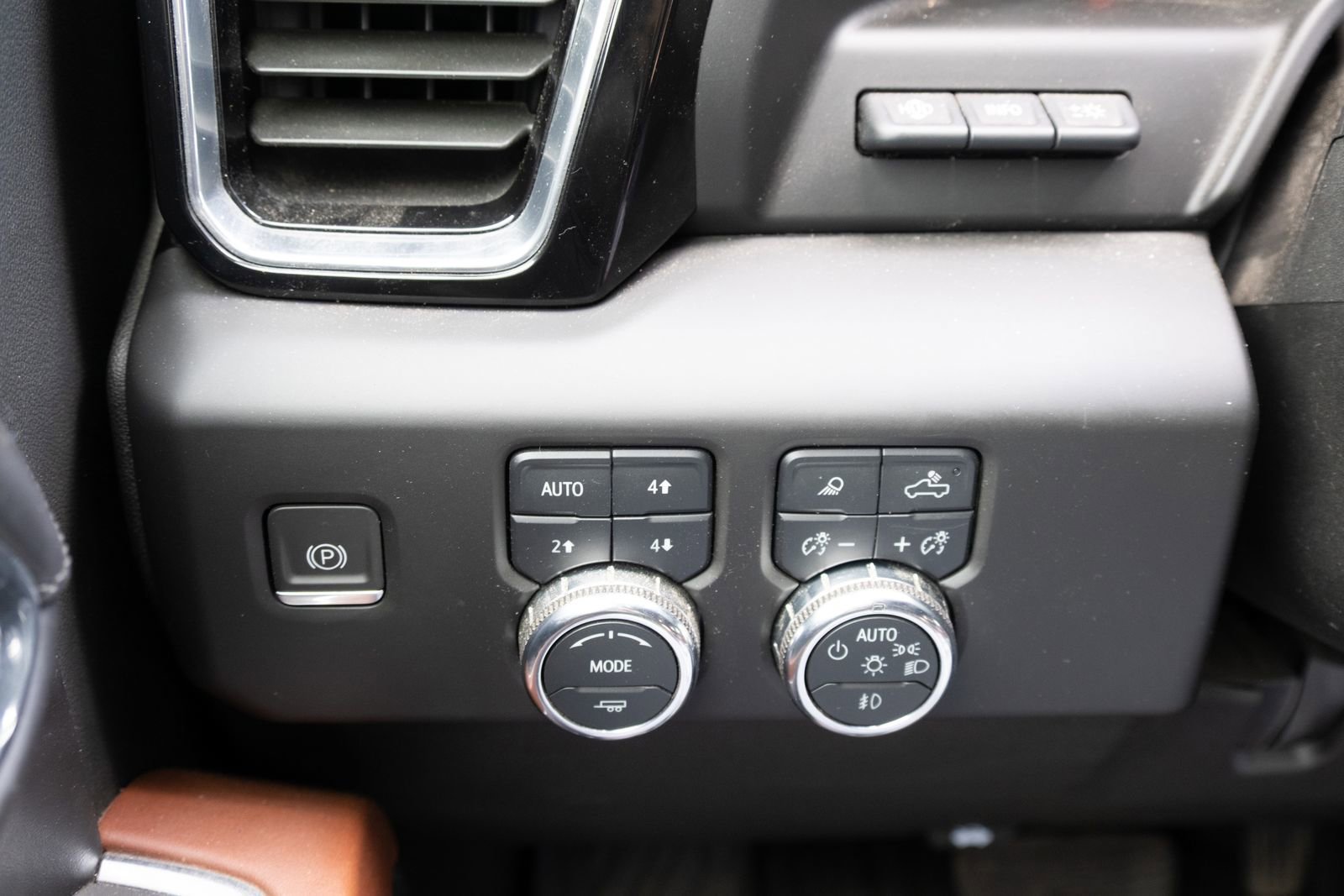 Used 2024 GMC Sierra 3500 Denali Ultimate AWD/4WD image 8