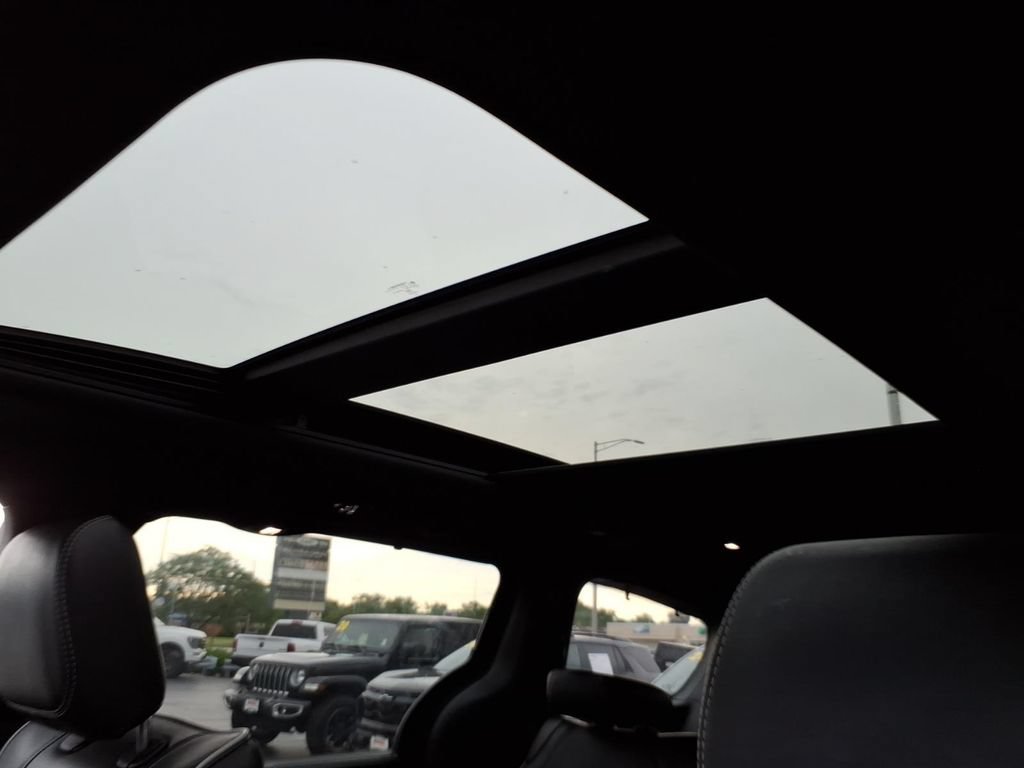 Certified 2025 Chrysler Pacifica Limited FWD image 11