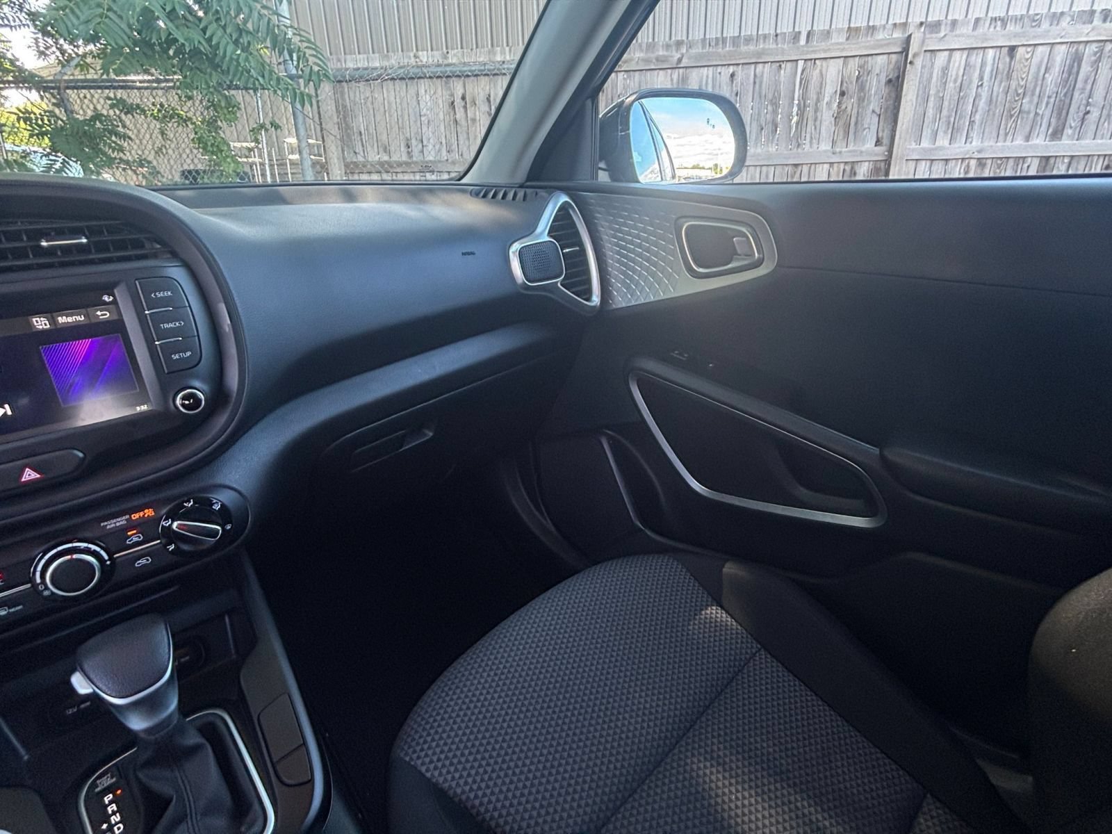 Used 2025 Kia Soul LX w/ LX Technology Package FWD image 31