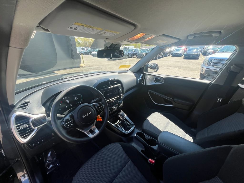 Used 2025 Kia Soul LX w/ LX Technology Package FWD image 26