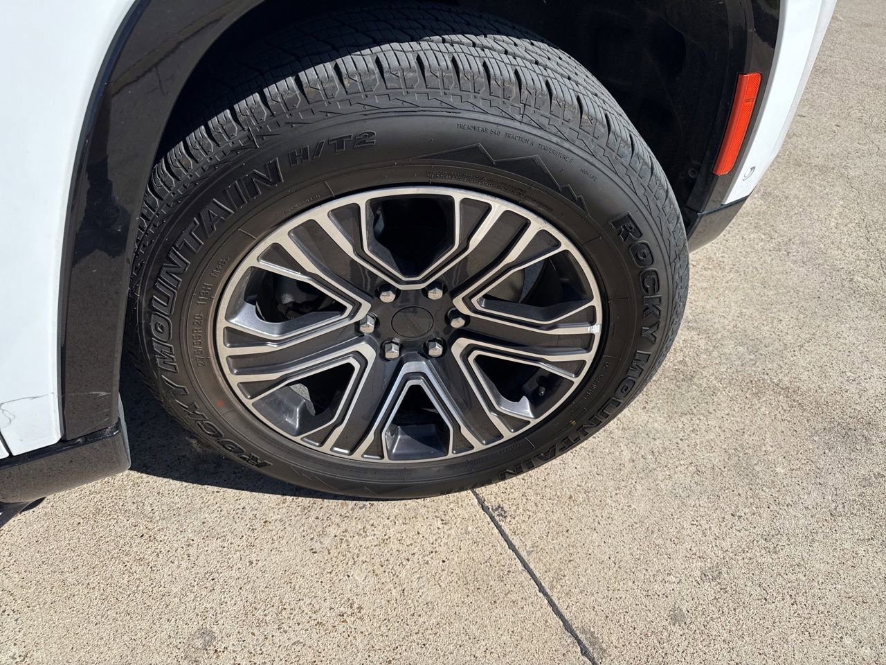 Used 2024 Jeep Wagoneer L Series II w/ Flexible Seating Group image 16