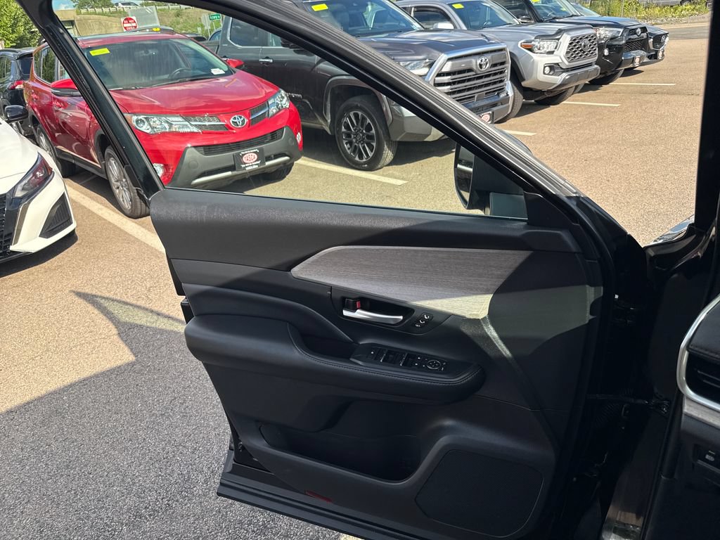 Used 2024 Toyota Grand Highlander AWD image 38