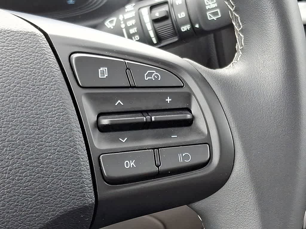 Certified 2025 Hyundai Venue SEL FWD image 21