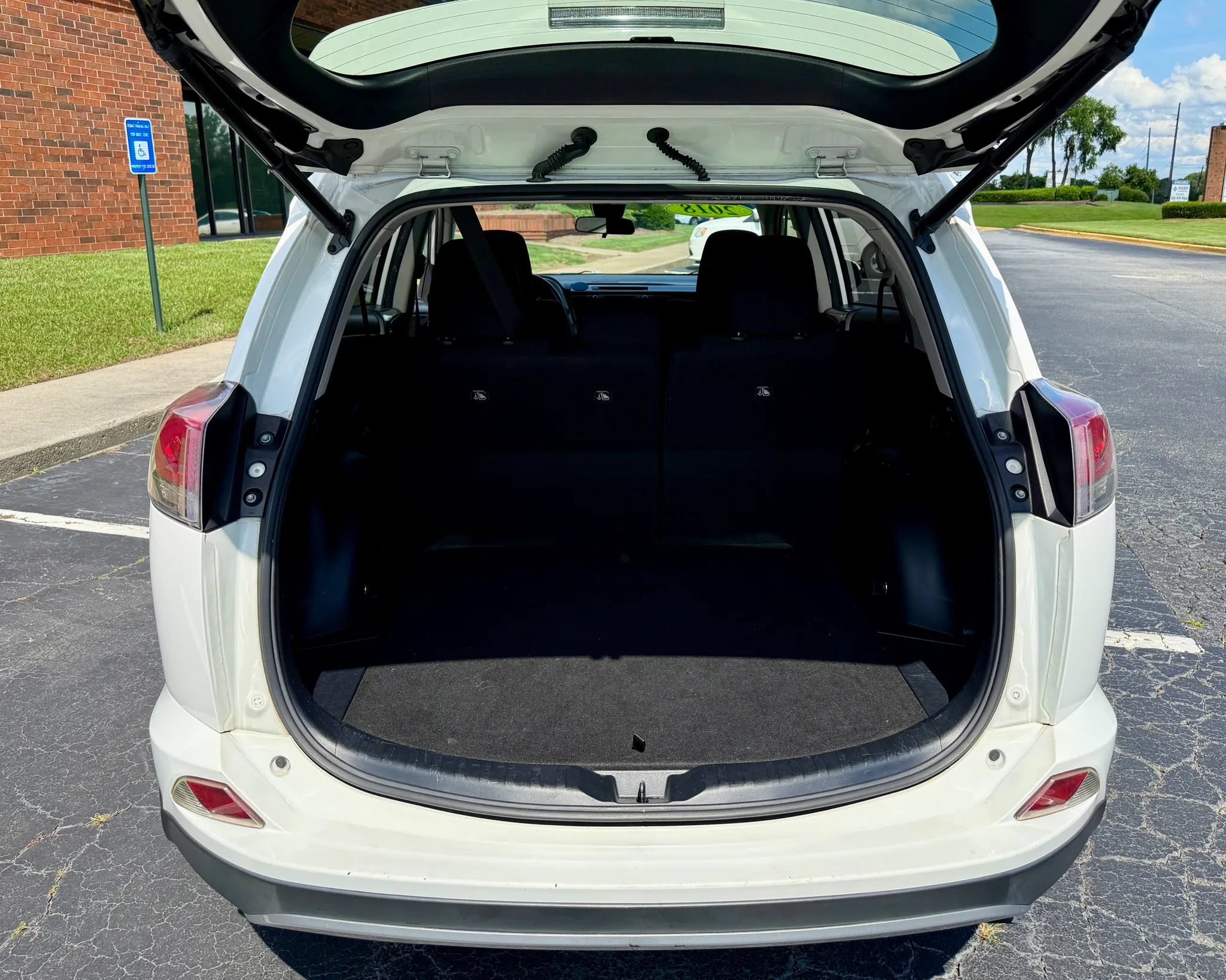 Used 2018 Toyota RAV4 XLE FWD image 24