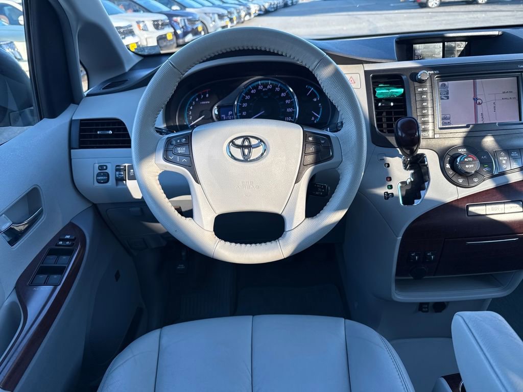 Used 2012 Toyota Sienna XLE image 21