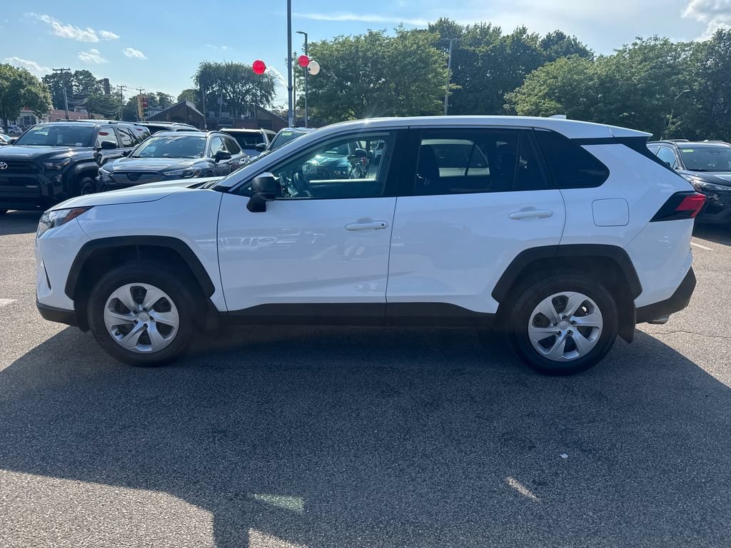 Used 2024 Toyota RAV4 LE AWD/4WD image 4