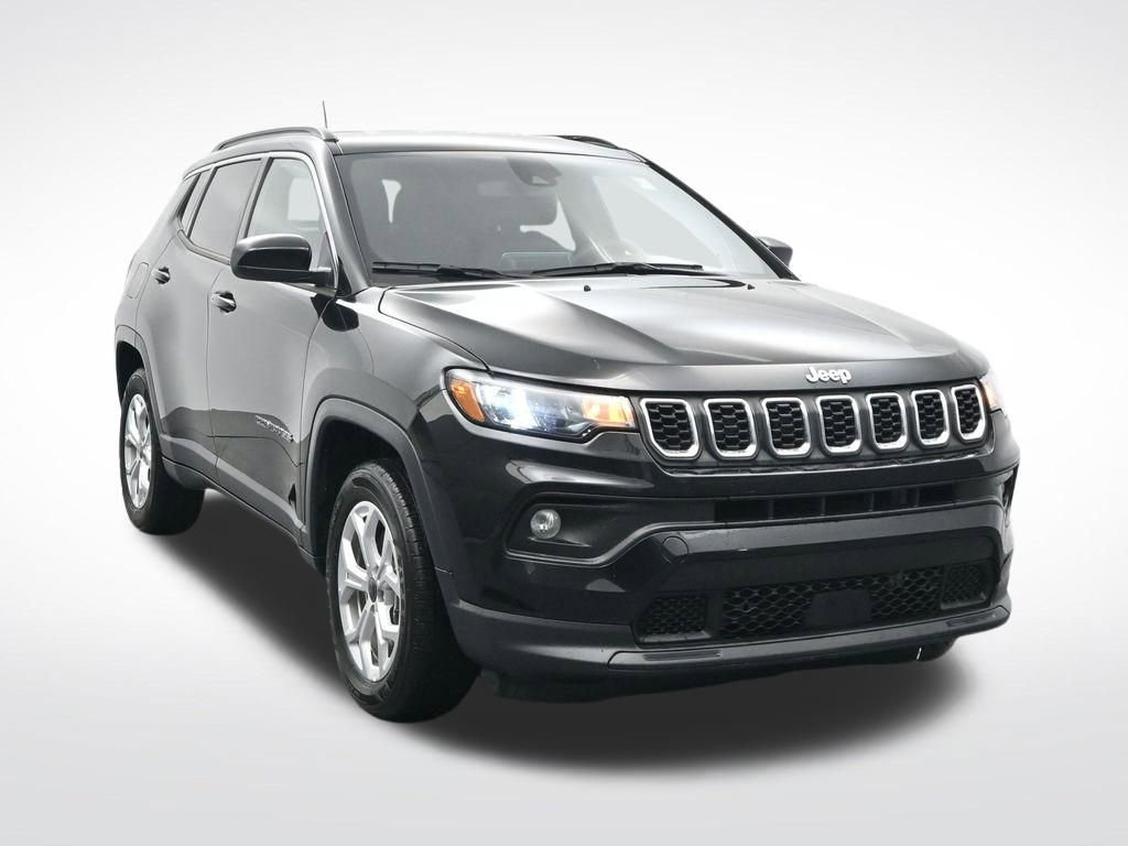 Used 2025 Jeep Compass Latitude image 3