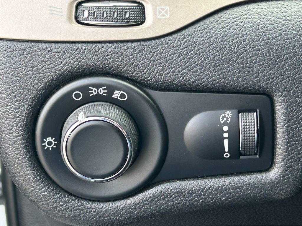 Used 2016 Jeep Cherokee Sport FWD image 23
