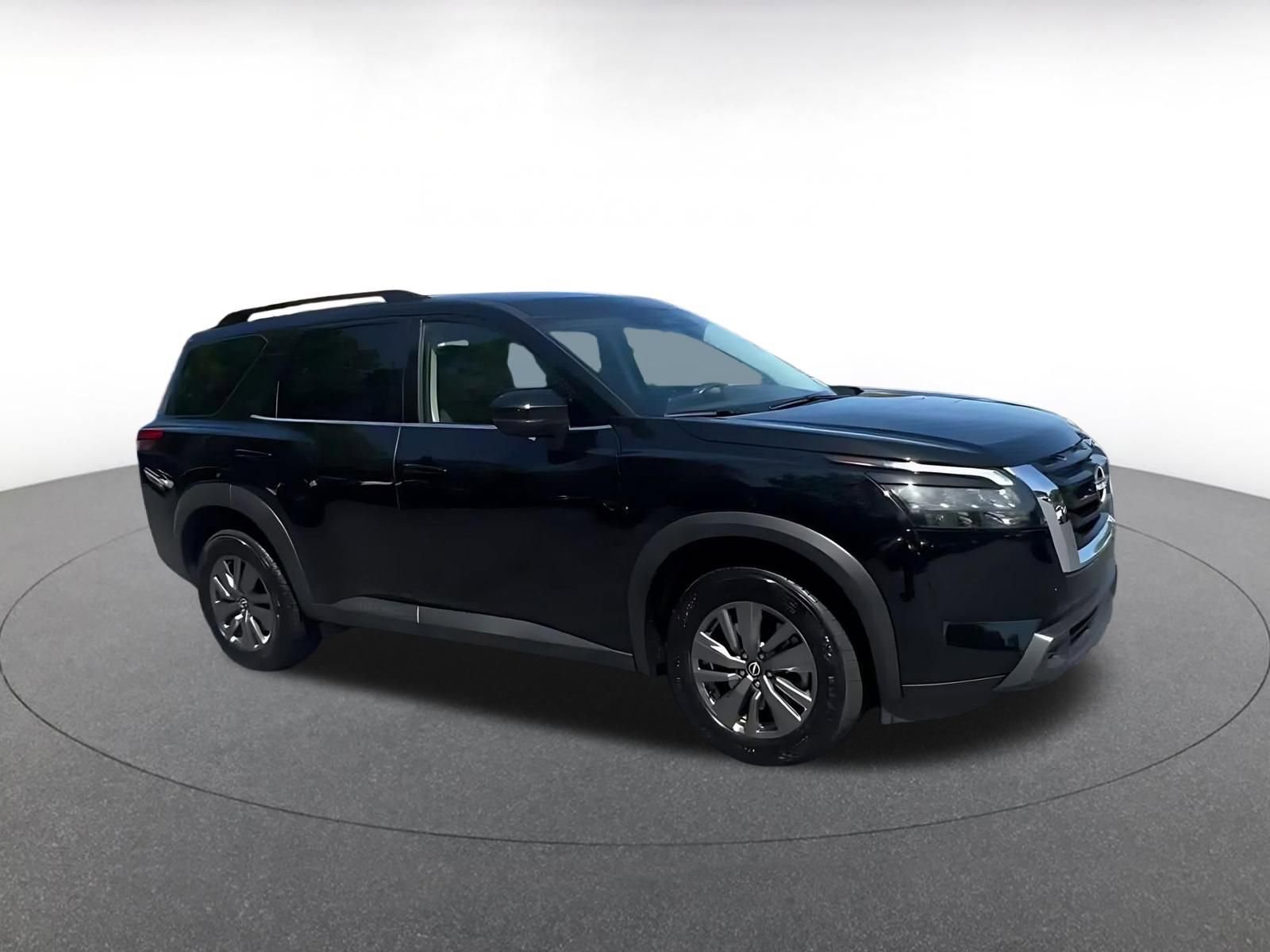 Used 2025 Nissan Pathfinder SV FWD image 2