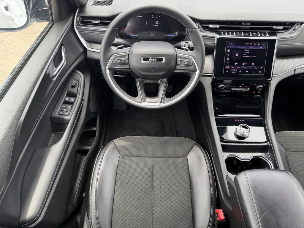 Used 2025 Jeep Grand Cherokee Altitude AWD/4WD image 14