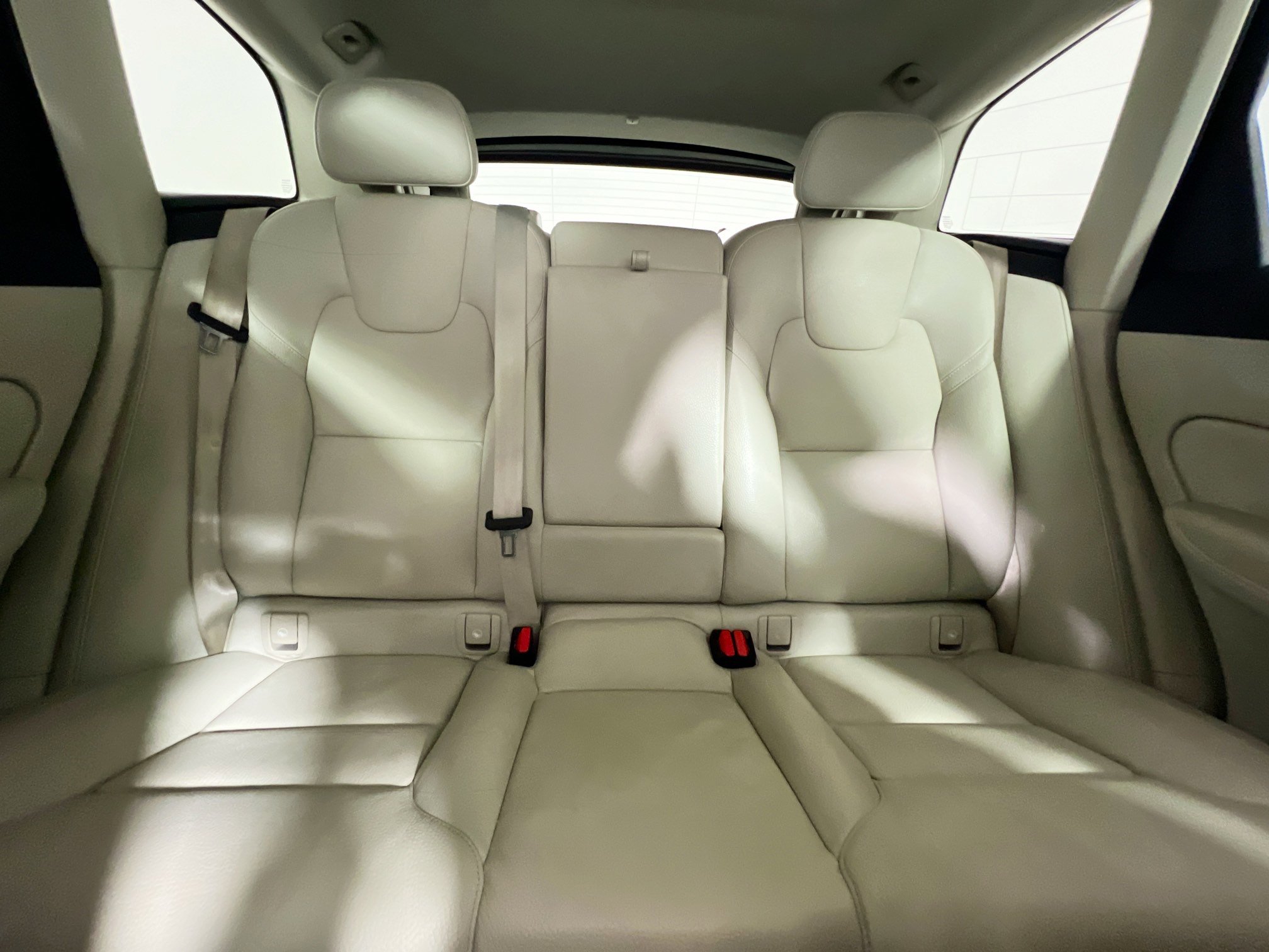 Used 2022 Volvo XC60 B5 Momentum image 33