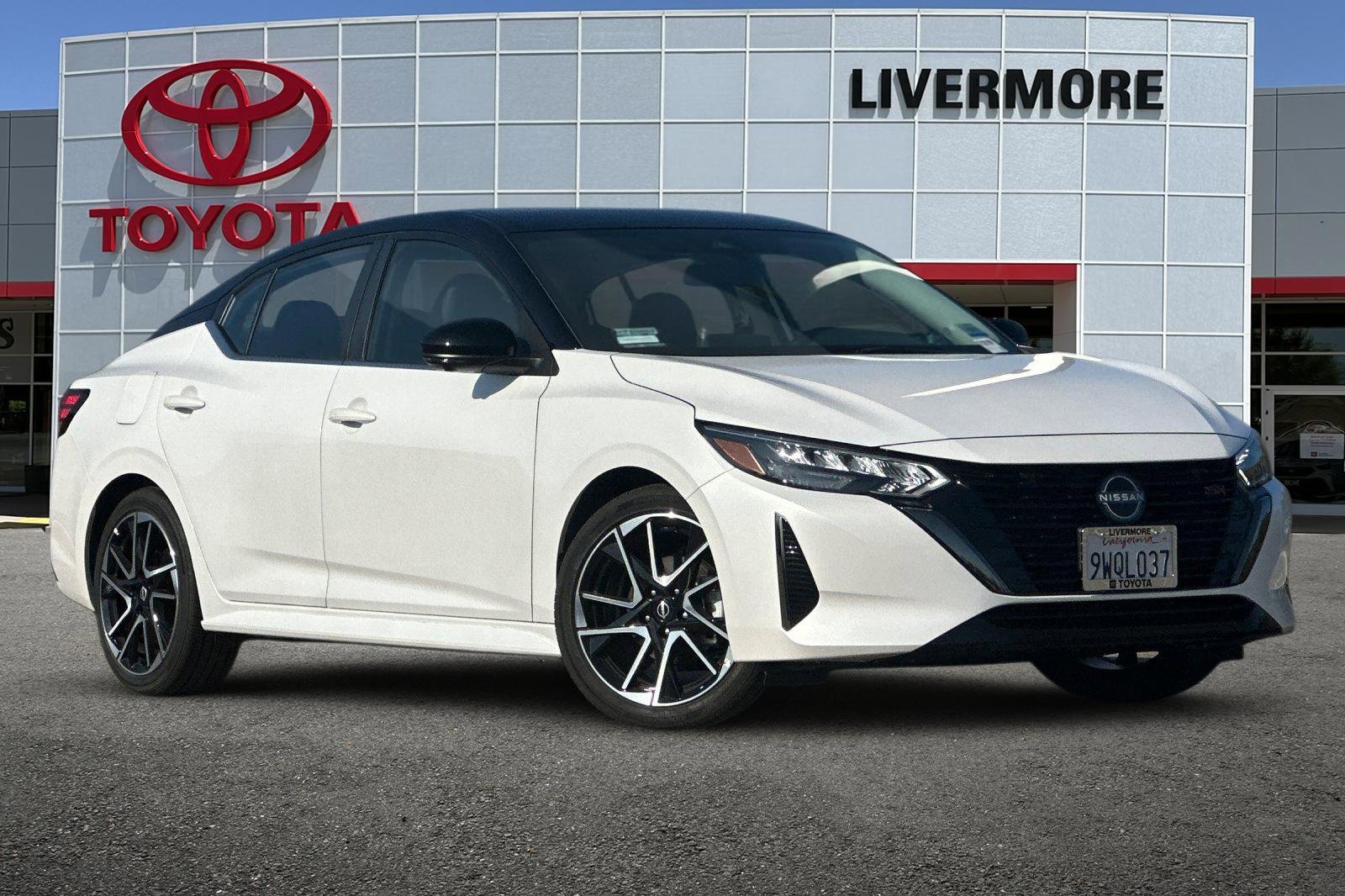 Used 2025 Nissan Sentra SR w/ SR Premium Package image 2