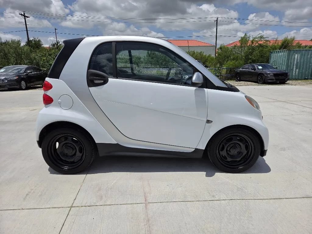 Used 2015 smart fortwo pure RWD image 4