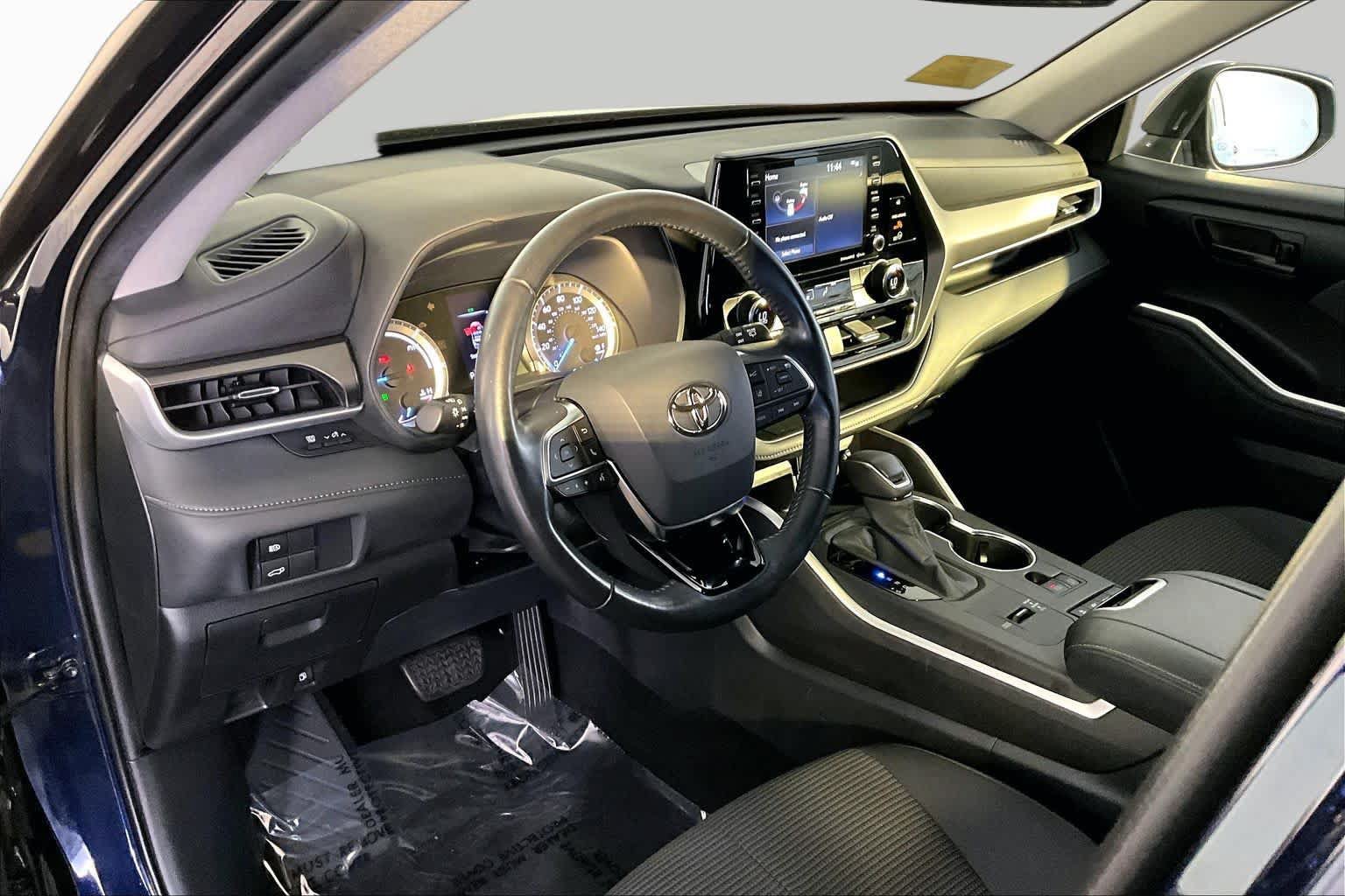 Used 2020 Toyota Highlander LE AWD/4WD image 18