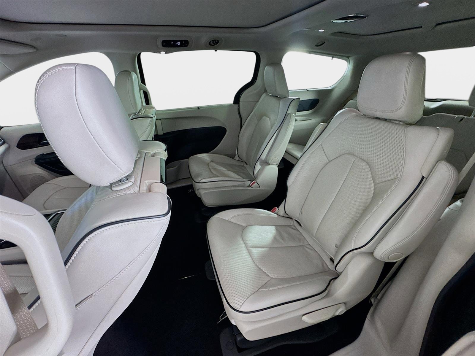 Used 2021 Chrysler Pacifica Limited w/ Uconnect Theater Family Group image 23