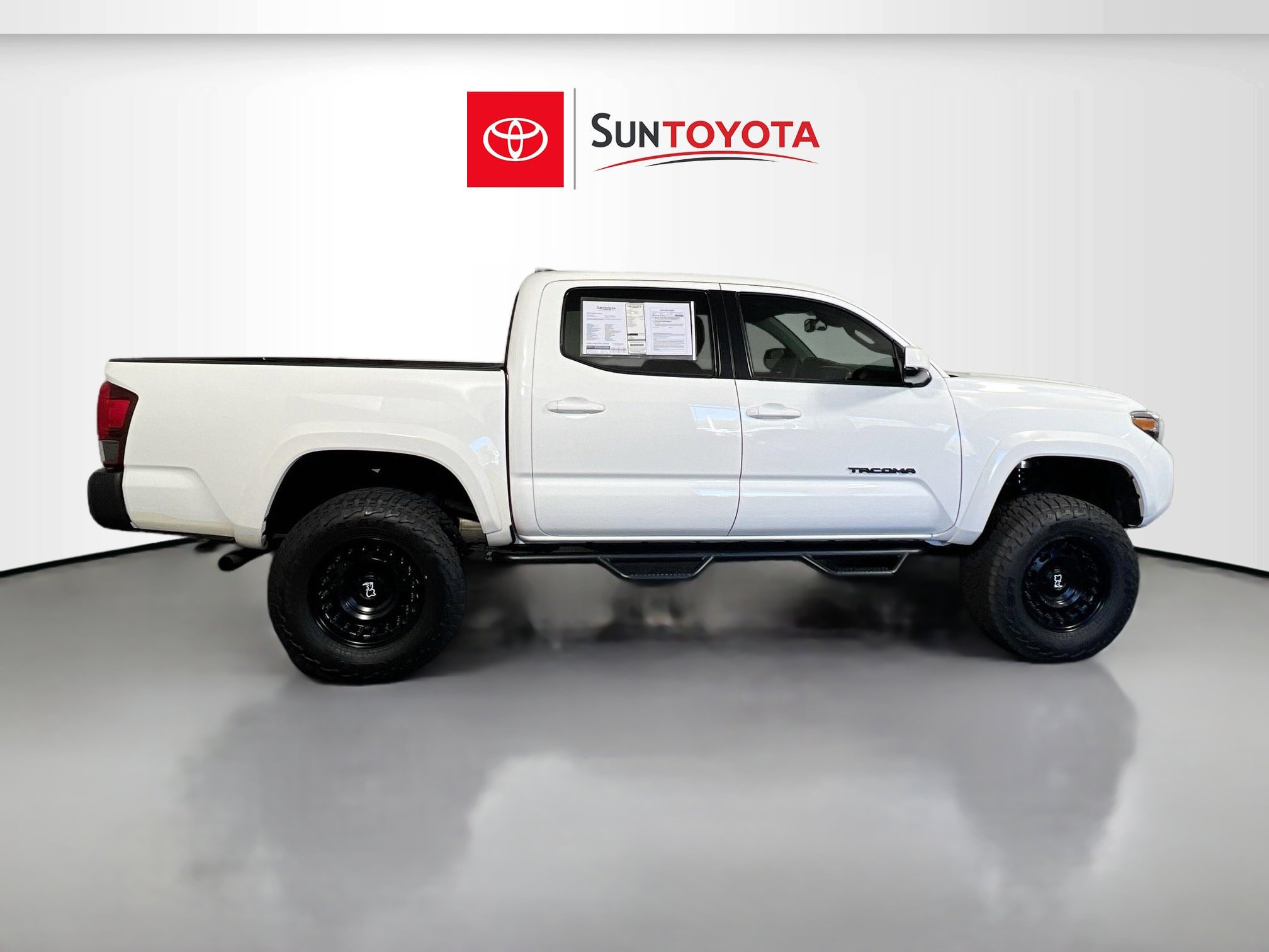 Used 2021 Toyota Tacoma SR5 AWD/4WD image 2