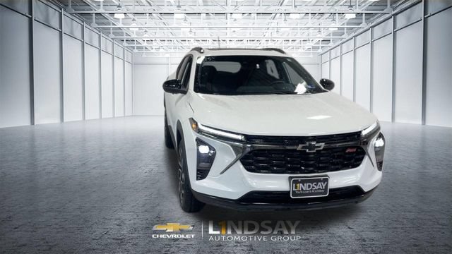 Used 2025 Chevrolet Trax RS w/ Sunroof Package FWD image 4