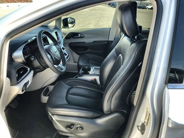 Used 2024 Chrysler Pacifica Touring-L image 11