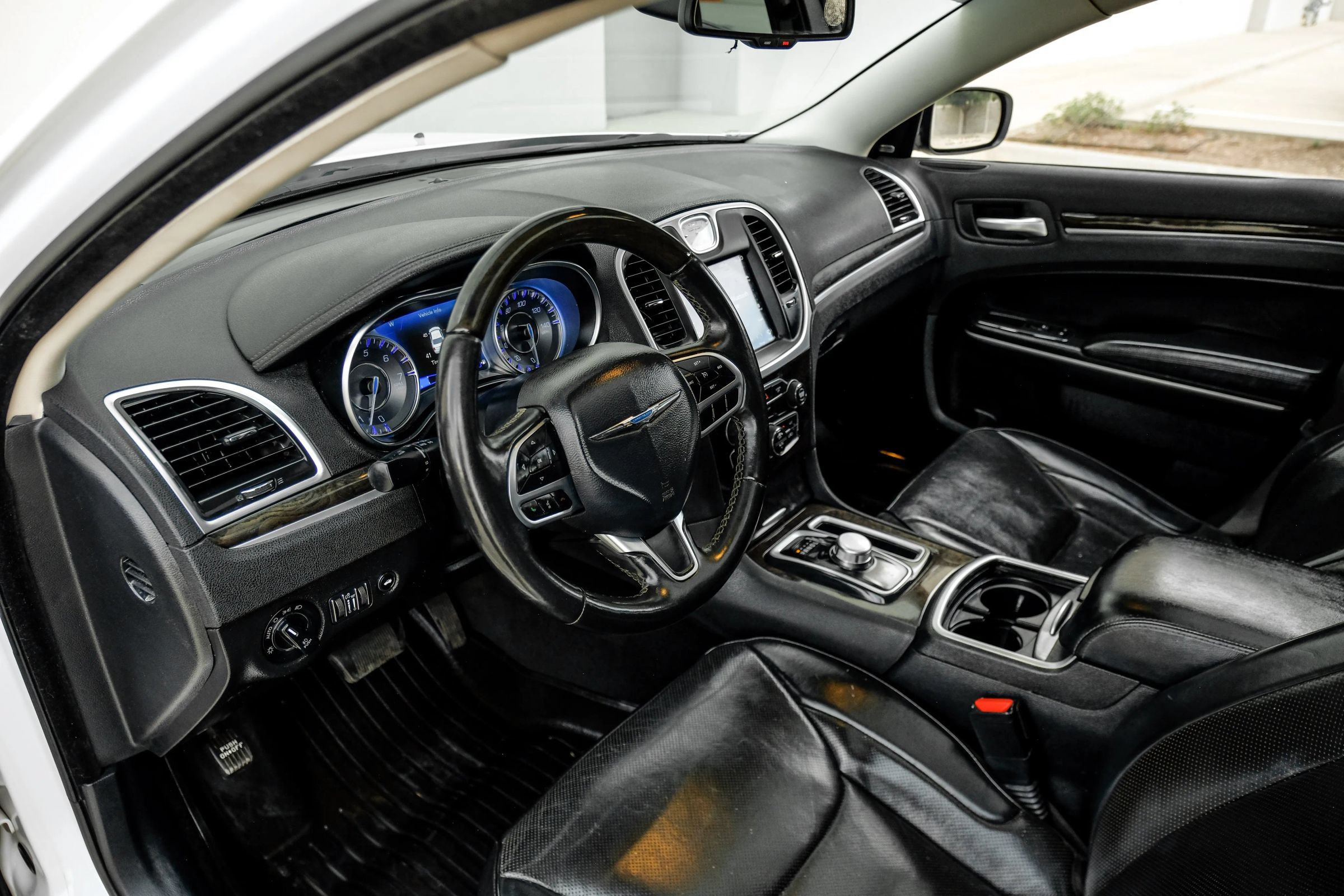 Used 2020 Chrysler 300 Limited RWD image 2