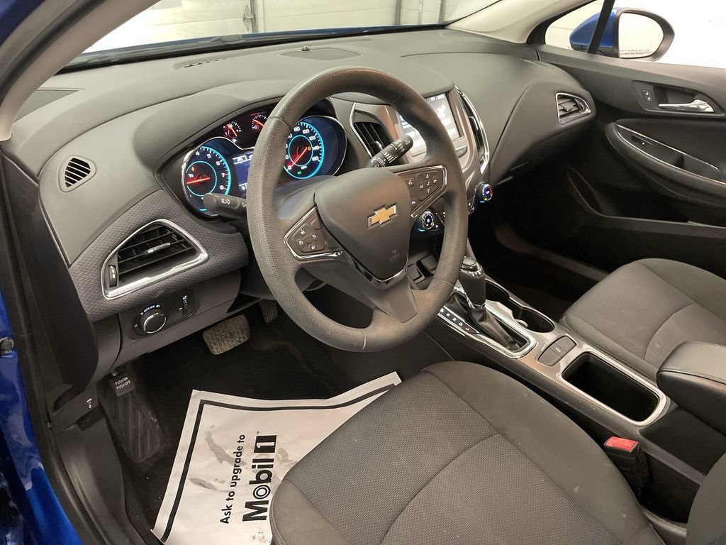 Used 2018 Chevrolet Cruze LT w/ Convenience Package FWD image 4