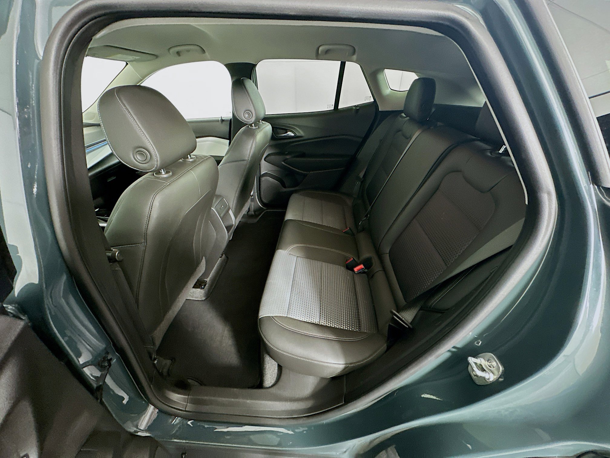 Used 2025 Chevrolet Trax LT w/ LT Convenience Package image 25