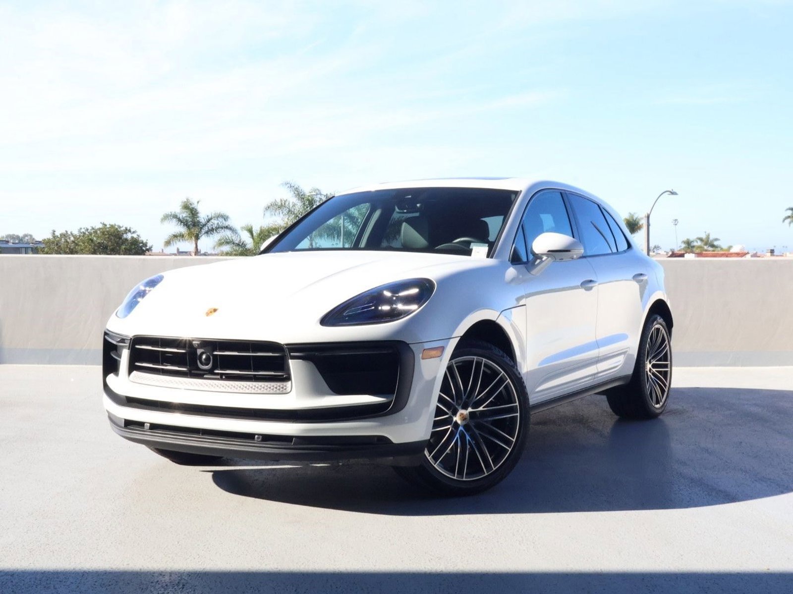 Certified 2025 Porsche Macan image 1