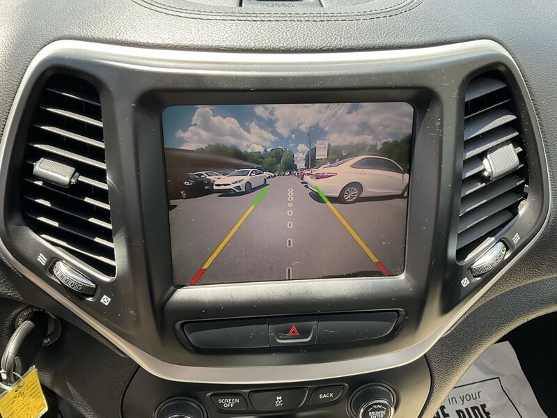 Used 2016 Jeep Cherokee Latitude FWD image 36