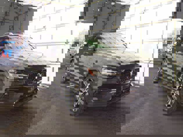 Used 2025 Volvo V60 B5 Cross Country Plus image 3