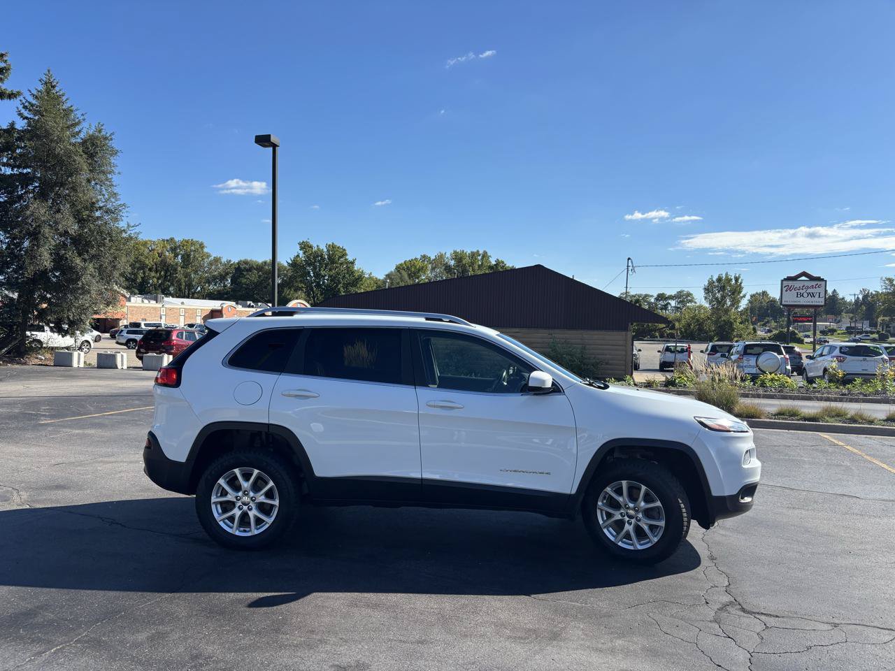 Used 2014 Jeep Cherokee Latitude w/ Cold Weather Group AWD/4WD image 10