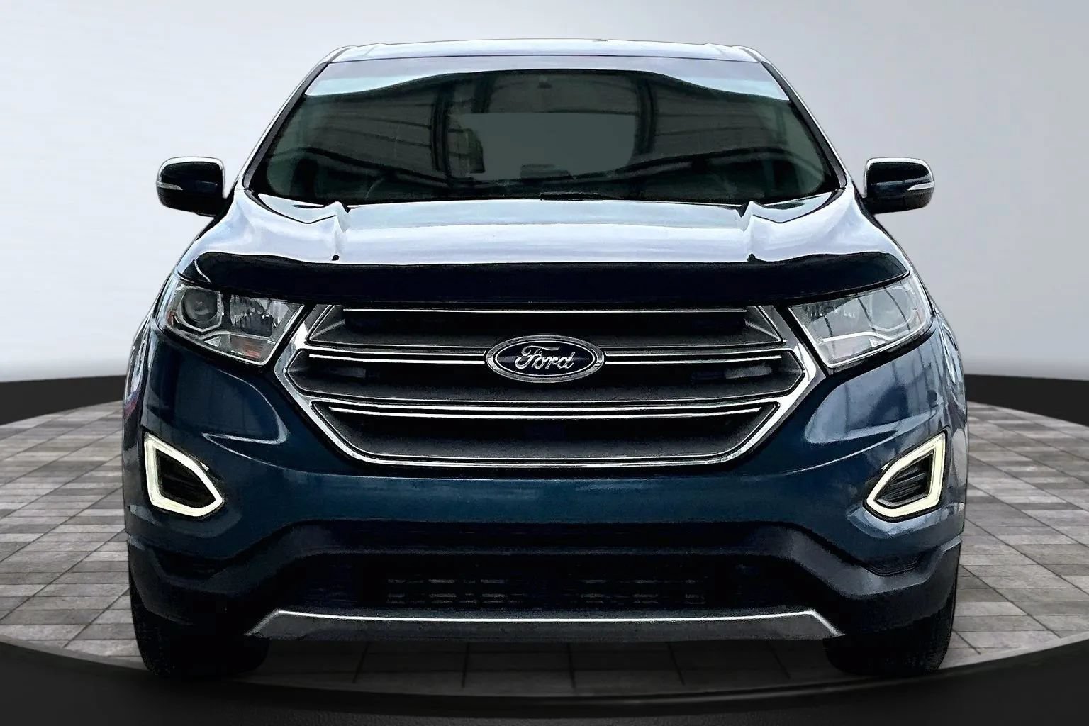 Used 2016 Ford Edge Titanium w/ Technology Package FWD image 2