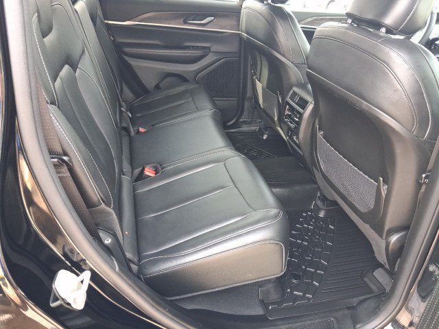 Used 2023 Jeep Grand Cherokee Limited w/ Black Appearance Package AWD/4WD image 16