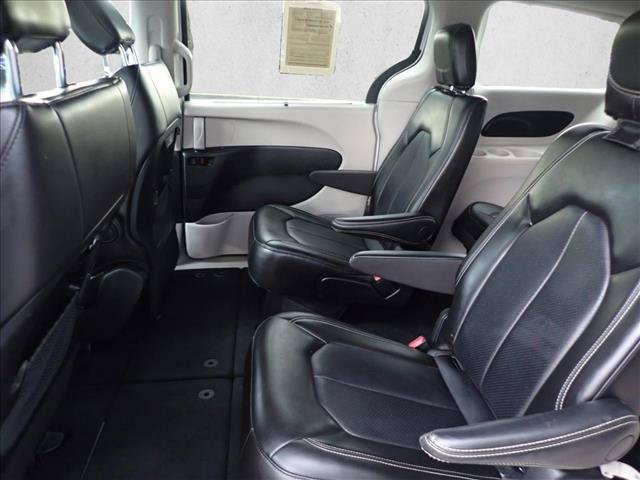 Used 2024 Chrysler Pacifica Touring-L FWD image 10