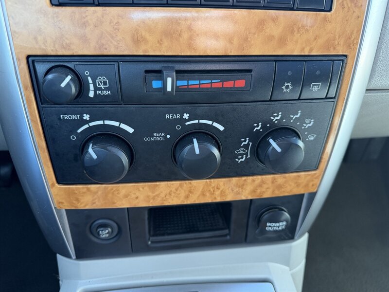 Used 2007 Chrysler Aspen Limited RWD image 21