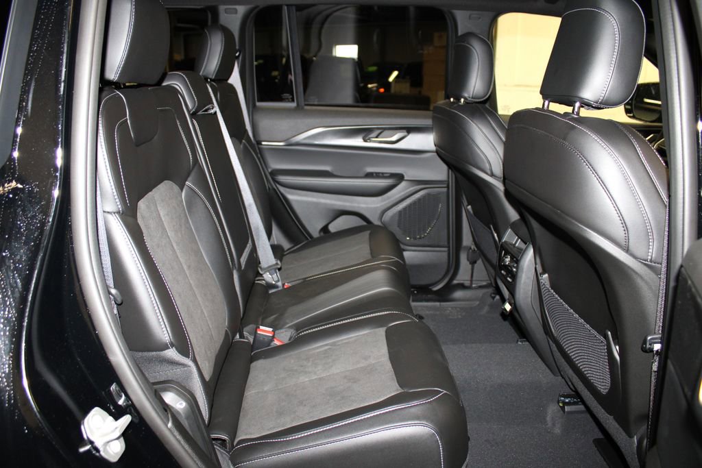 New 2025 Jeep Grand Cherokee Laredo image 32