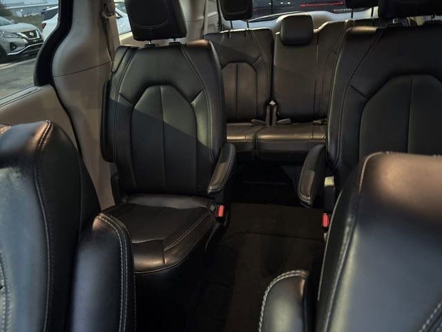 Used 2023 Chrysler Pacifica Touring-L image 28