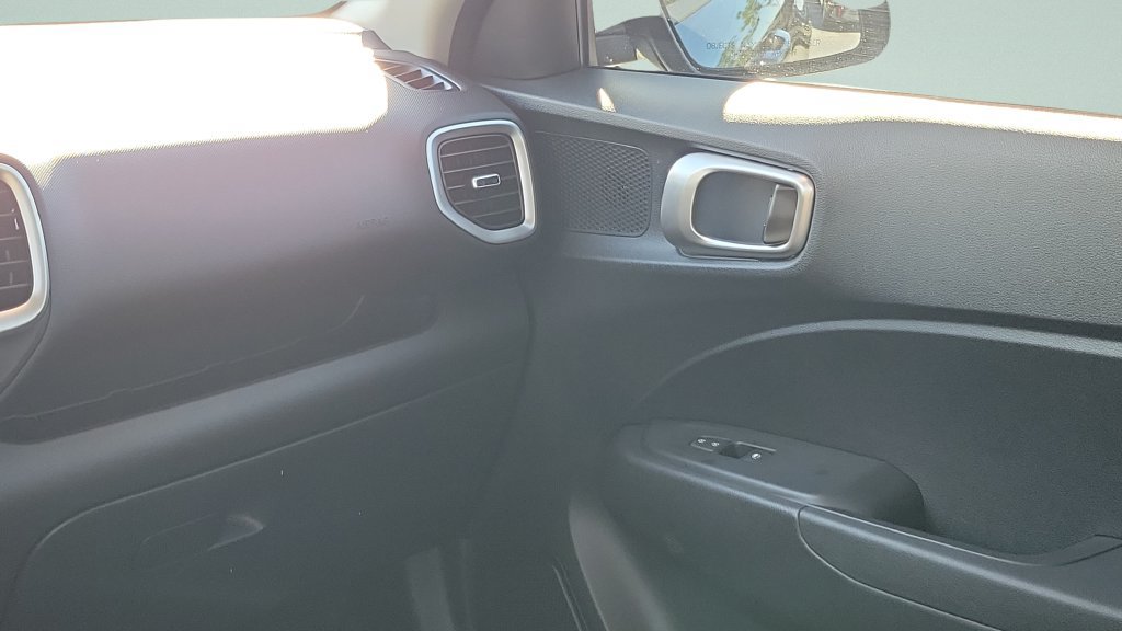 Used 2025 Hyundai Venue SEL FWD image 12